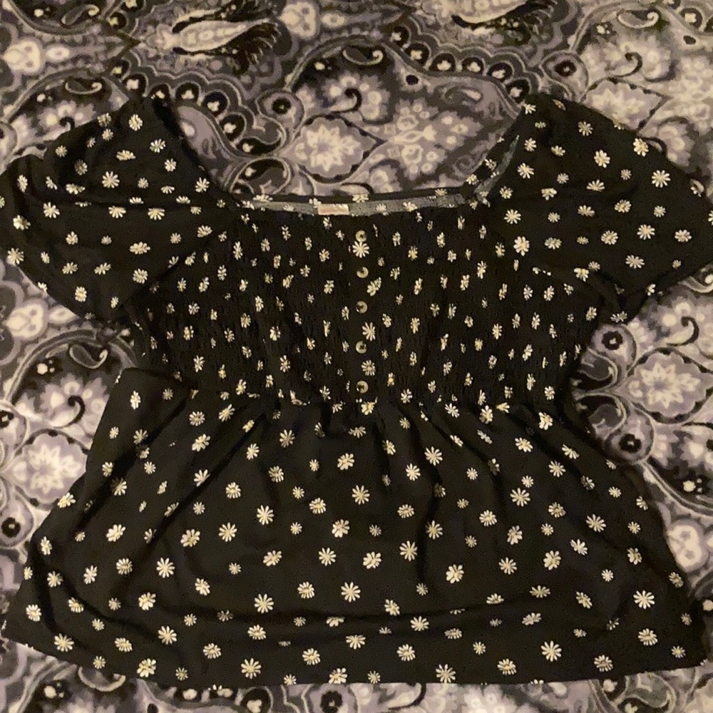 Super cute white daisy blouse